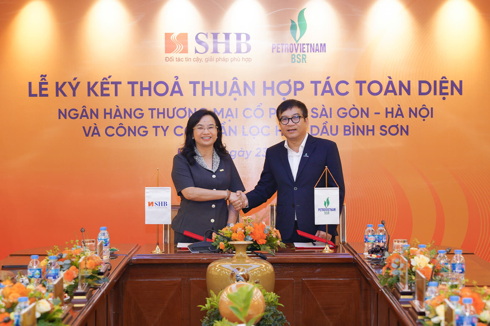 Bà Ngô Thu Hà, Tổng Giám đốc Ngân hàng SHB và ông Nguyễn Việt Thắng, Tổng Giám đốc CTCP Lọc hóa dầu Bình Sơn tại buổi lễ Bà Ngô Thu Hà, Tổng Giám đốc Ngân hàng SHB và ông Nguyễn Việt Thắng, Tổng Giám đốc CTCP Lọc hóa dầu Bình Sơn tại buổi lễ