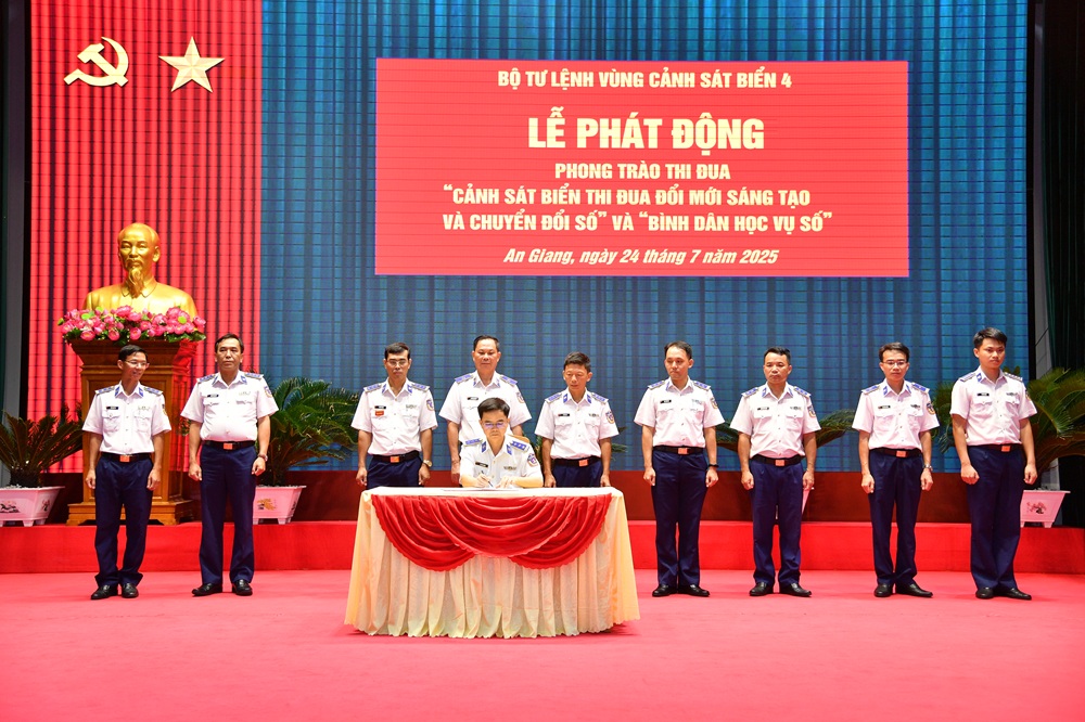 Vùng Cảnh sát biển 4 thi đua “Đổi mới sáng tạo và chuyển đổi số” và “Bình dân học vụ số”