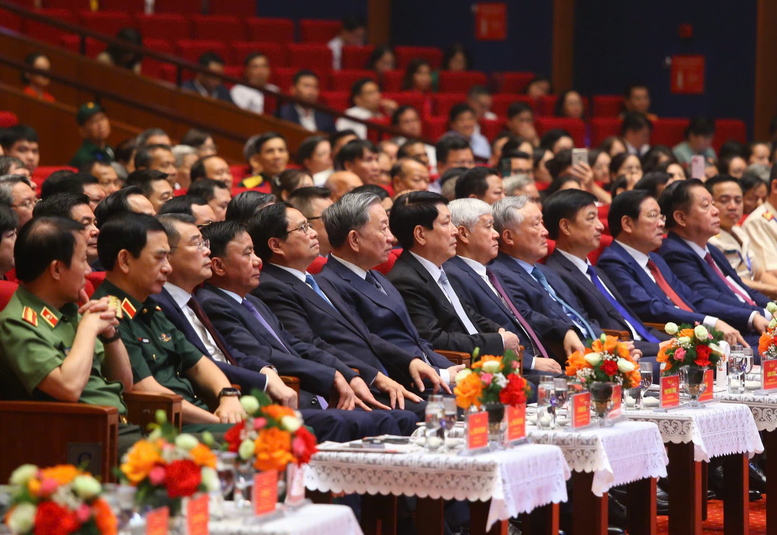 Tổng Bí thư Tô Lâm, Chủ tịch nước Lương Cường, Thủ tướng Phạm Minh Chính cùng các lãnh đạo Đảng, Nhà nước, các bộ, ban, ngành dự chương trình. Tổng Bí thư Tô Lâm, Chủ tịch nước Lương Cường, Thủ tướng Phạm Minh Chính cùng các lãnh đạo Đảng, Nhà nước, các bộ, ban, ngành dự chương trình.