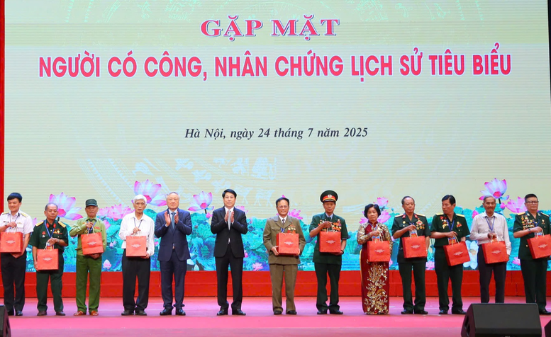 Chủ tịch nước Lương Cường, Phó Thủ tướng Thường trực Chính phủ Nguyễn Hòa Bình tặng quà người có công, nhân chứng lịch sử tiêu biểu Chủ tịch nước Lương Cường, Phó Thủ tướng Thường trực Chính phủ Nguyễn Hòa Bình tặng quà người có công, nhân chứng lịch sử tiêu biểu