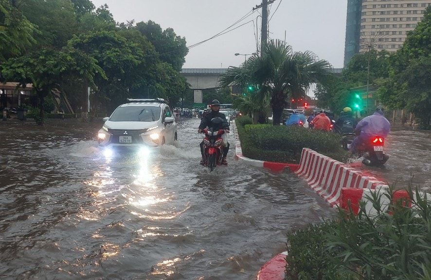 Cảnh báo ngập úng tại nhiều tuyến phố nội thành Hà Nội Cảnh báo ngập úng tại nhiều tuyến phố nội thành Hà Nội