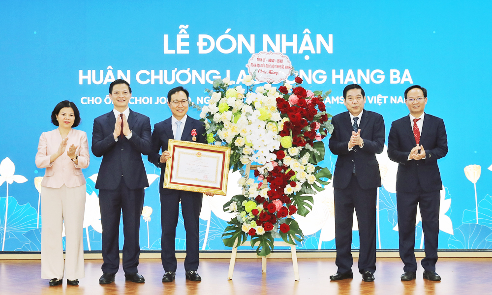 Các đồng chí: Nguyễn Văn Gấu, Vương Quốc Tuấn, Nguyễn Hương Giang, Phạm Văn Thịnh tặng hoa chúc mừng ông Choi Joo Ho.