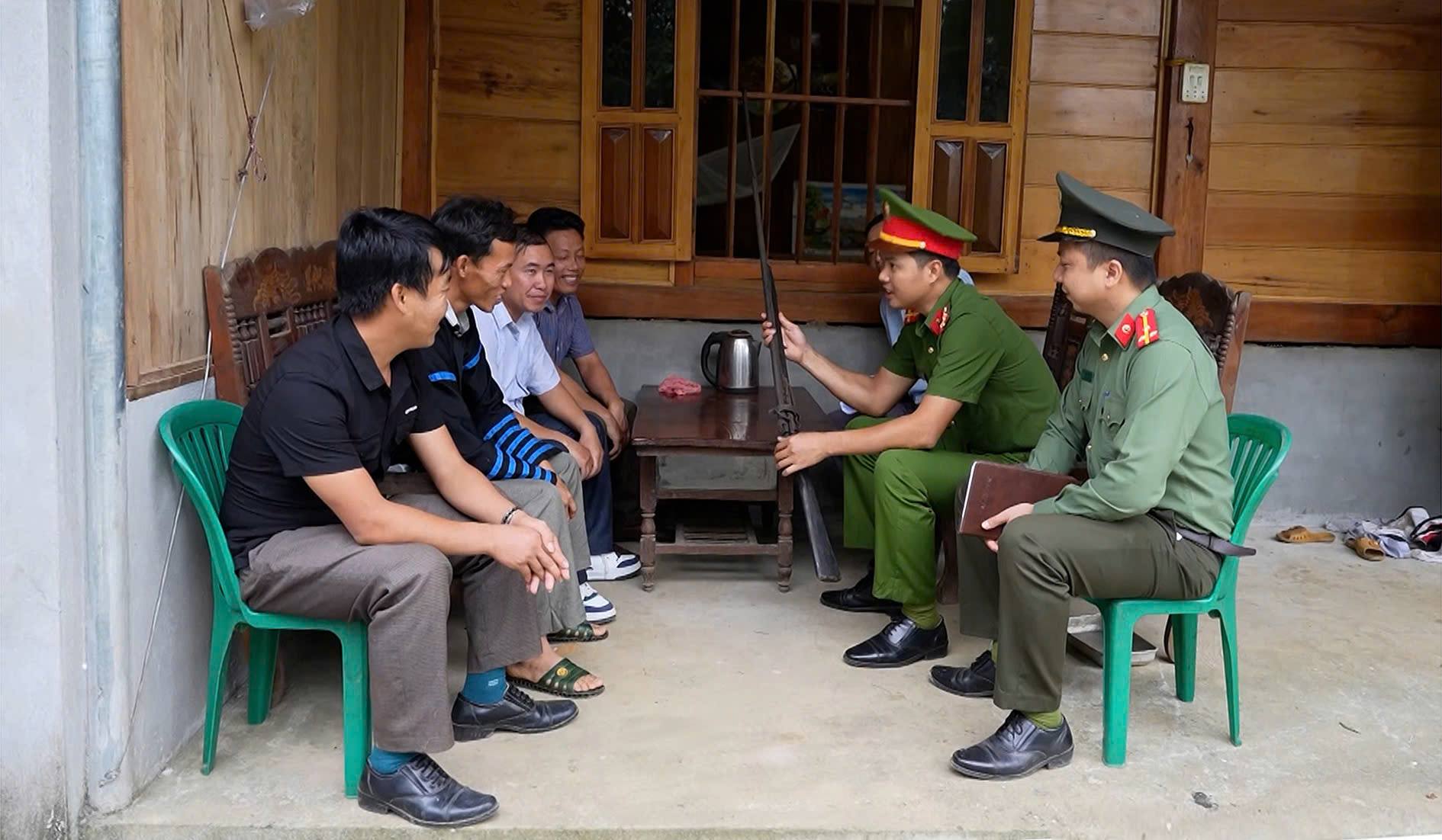 Cán bộ Công an vận động người dân giao nộp súng tự chế