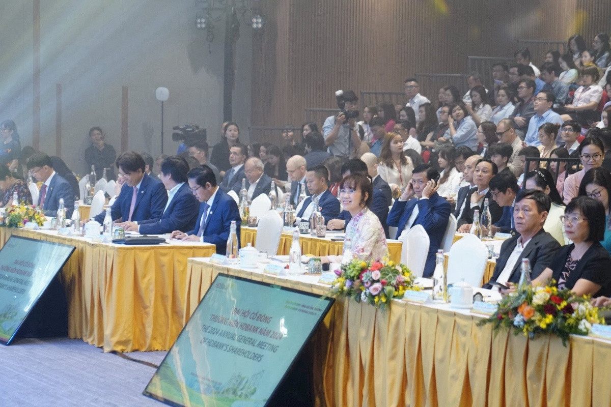 Quang cảnh tại ĐHCĐ của ngân hàng HDBank