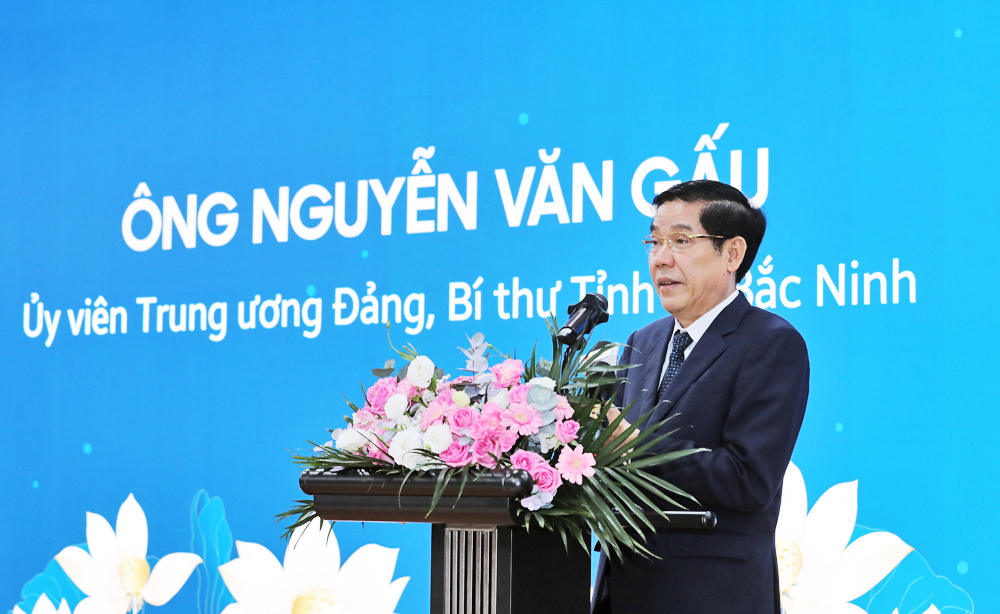 Đồng chí Nguyễn Văn Gấu phát biểu chúc mừng ông Choi Joo Ho.