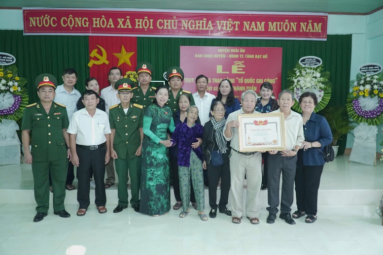 Qua xác minh, đối chiếu của các cơ quan chức năng, sau gần 50 năm, gia đình liệt sĩ Đặng Thành Tuấn đã nhận được bằng Tổ quốc ghi công - Ảnh: NVCC Qua xác minh, đối chiếu của các cơ quan chức năng, sau gần 50 năm, gia đình liệt sĩ Đặng Thành Tuấn đã nhận được bằng Tổ quốc ghi công - Ảnh: NVCC