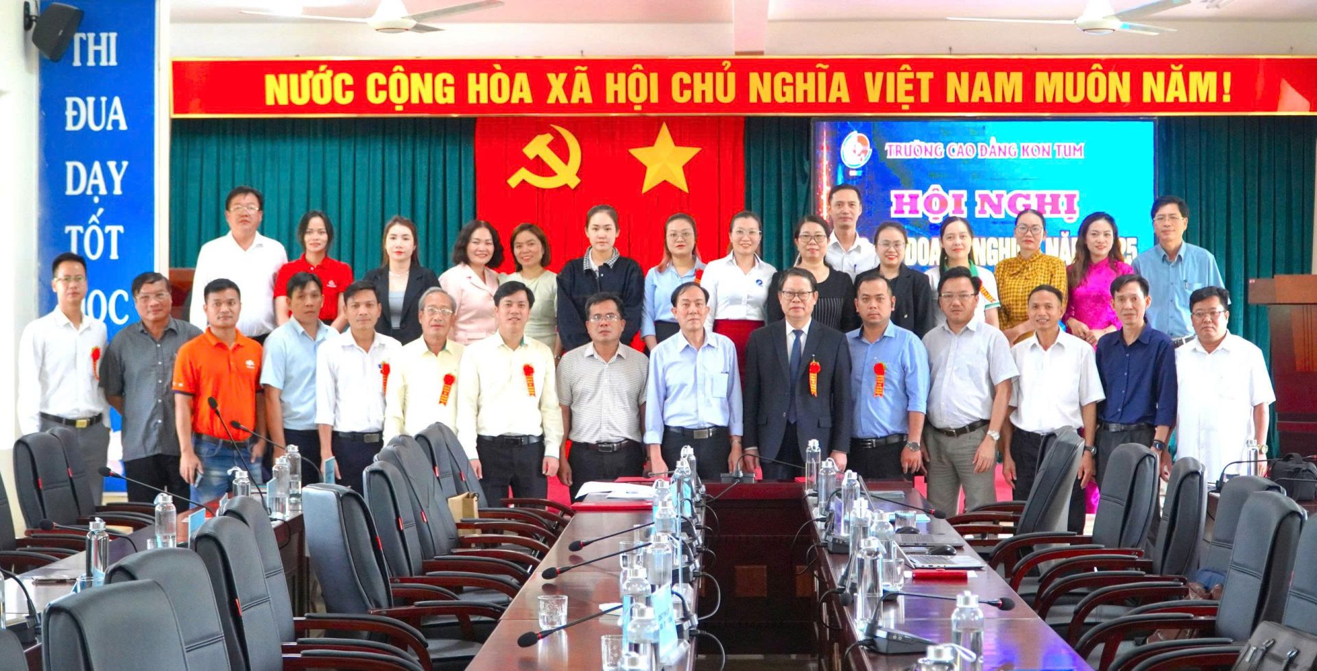 Đại diện KLH chụp hình lưu niệm cùng Ban Lãnh đạo Trường Cao đẳng Kon Tum