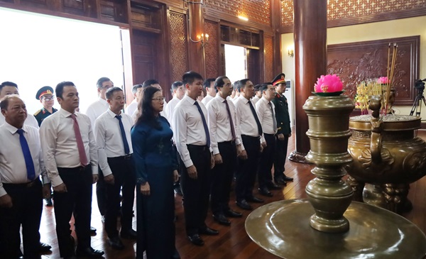 Các đồng chí lãnh đạo tỉnh dâng hương tưởng niệm Chủ tịch Hồ Chí Minh Các đồng chí lãnh đạo tỉnh dâng hương tưởng niệm Chủ tịch Hồ Chí Minh