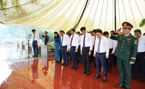 Các đồng chí lãnh đạo tỉnh tưởng niệm các anh hùng liệt sĩ Các đồng chí lãnh đạo tỉnh tưởng niệm các anh hùng liệt sĩ