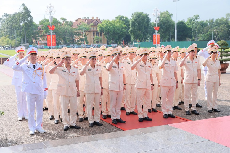Đoàn đại biểu Đảng ủy Công an Trung ương và Bộ Công an đặt vòng hoa và vào Lăng viếng Chủ tịch Hồ Chí Minh - Ảnh: VGP/Nhật Bắc