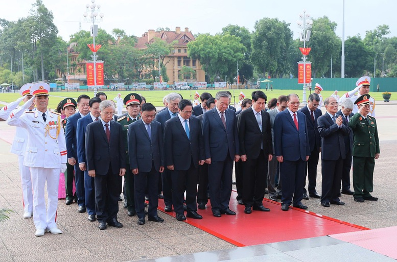 Các đồng chí lãnh đạo, nguyên lãnh đạo Đảng, Nhà nước đặt vòng hoa và vào Lăng viếng Chủ tịch Hồ Chí Minh - Ảnh: VGP/Nhật Bắc