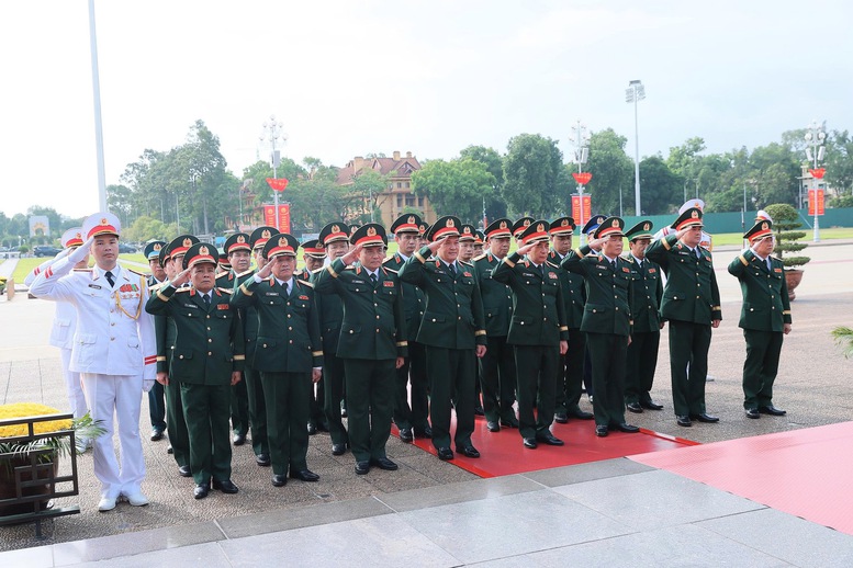 Đoàn đại biểu Quân ủy Trung ương và Bộ Quốc phòng đặt vòng hoa và vào Lăng viếng Chủ tịch Hồ Chí Minh - Ảnh: VGP/Nhật Bắc