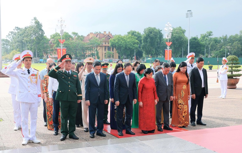 Đoàn đại biểu TP. Hà Nội đặt vòng hoa và vào Lăng viếng Chủ tịch Hồ Chí Minh - Ảnh: VGP/Nhật Bắc