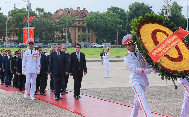 Các đồng chí lãnh đạo, nguyên lãnh đạo Đảng, Nhà nước đặt vòng hoa và vào Lăng viếng Chủ tịch Hồ Chí Minh - Ảnh: VGP/Nhật Bắc