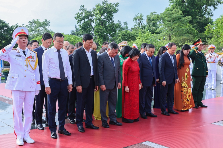 Đoàn đại biểu TP. Hà Nội tưởng niệm các anh hùng liệt sĩ - Ảnh: VGP/Nhật Bắc