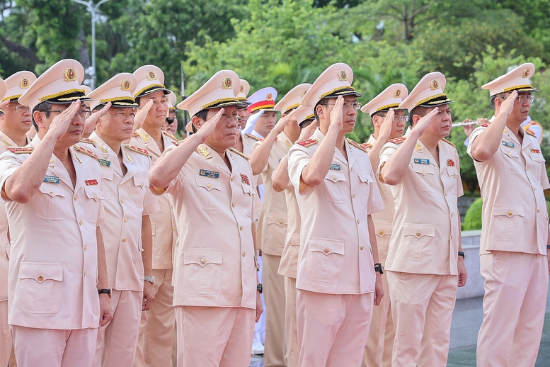 Đoàn đại biểu Đảng ủy Công an Trung ương và Bộ Công an tưởng niệm các anh hùng liệt sĩ - Ảnh: VGP/Nhật Bắc