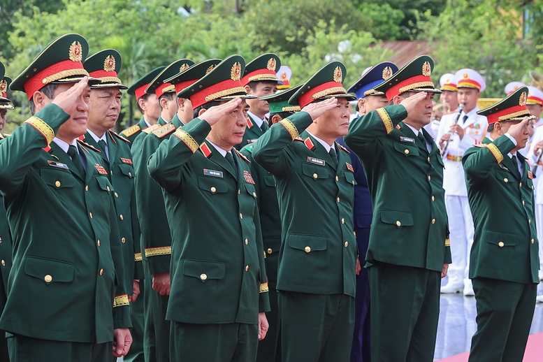 Đoàn đại biểu Quân ủy Trung ương và Bộ Quốc phòng tưởng niệm các anh hùng liệt sĩ - Ảnh: VGP/Nhật Bắc