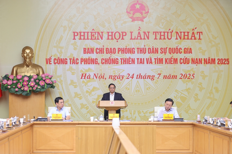 Khai mạc phiên họp Ban Chỉ đạo phòng thủ dân sự quốc gia, Thủ tướng Phạm Minh Chính nhấn mạnh, phải bằng mọi cách tiếp cận những nơi đang bị chia cắt do thiên tai, nắm tình hình, tiếp tế cho nhân dân, không để tình trạng "dân đang bị chia cắt mà lãnh đạo nói không lên được" - Ảnh: VGP/Nhật Bắc