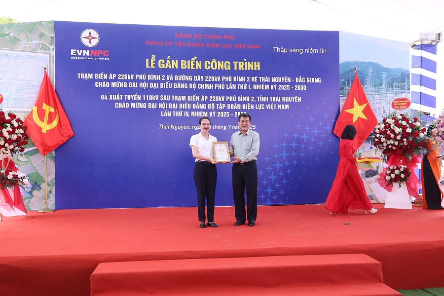 Bà Đỗ Nguyệt Ánh - Bí thư Đảng ủy, Chủ tịch HĐTV EVNNPC đại diện EVNNPC nhận Quyết định về việc công nhận công trình chào mừng Đại hội đại biểu Đảng bộ Chính phủ lần thứ I, nhiệm kỳ 2025 - 2030 đối với công trình Trạm biến áp 220kV Phú Bình 2 và đường dây 220kV Phú Bình 2 rẽ Thái Nguyên - Bắc Giang