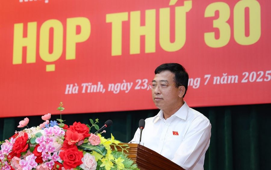 Phó Chủ tịch Thường trực HĐND tỉnh Hà Tĩnh Trần Tú Anh phát biểu tại kỳ họp.