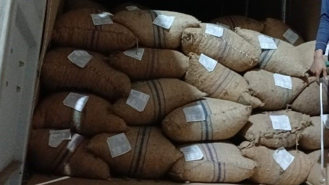 Nếu nhà xuất khẩu điều thô nước ngoài sử dụng bao bì cũ, có nhãn hàng hóa cũ thì phải có nhãn gốc của hàng hóa mới theo đúng quy định; nếu không có hoặc ghi không đúng sẽ bị xử phạt vi phạm hành chính theo quy định. (Ảnh minh họa: Vinacas)