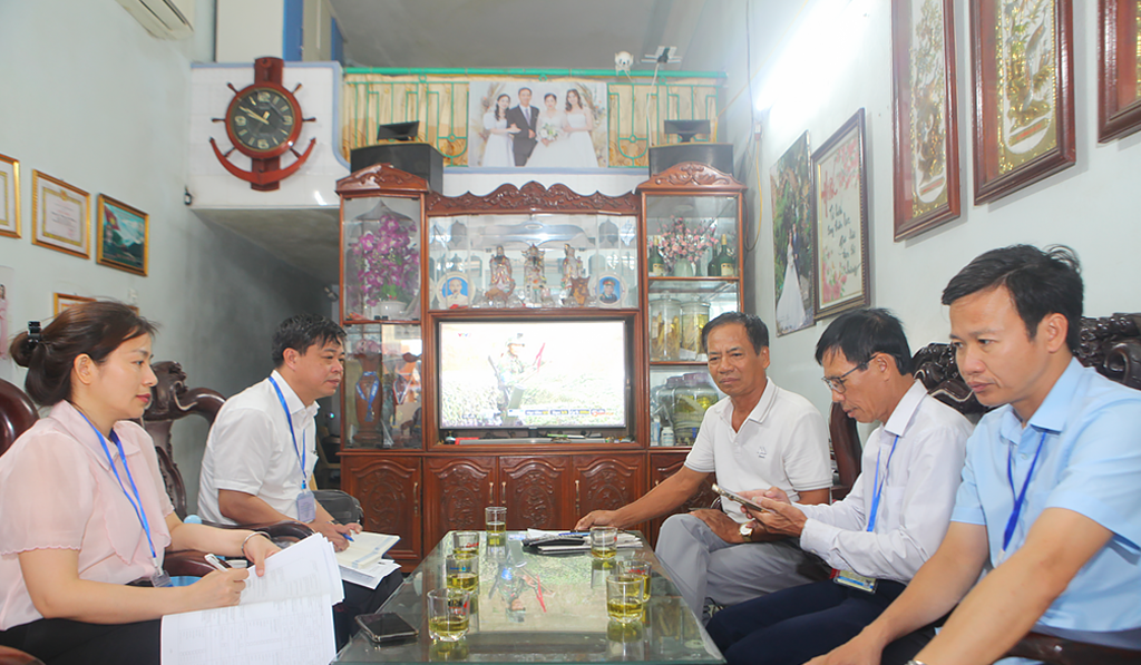 Điều tra viên thu thập thông tin về nông nghiệp, nông thôn tại hộ gia đình ở phường Thành Nam, tỉnh Ninh Bình