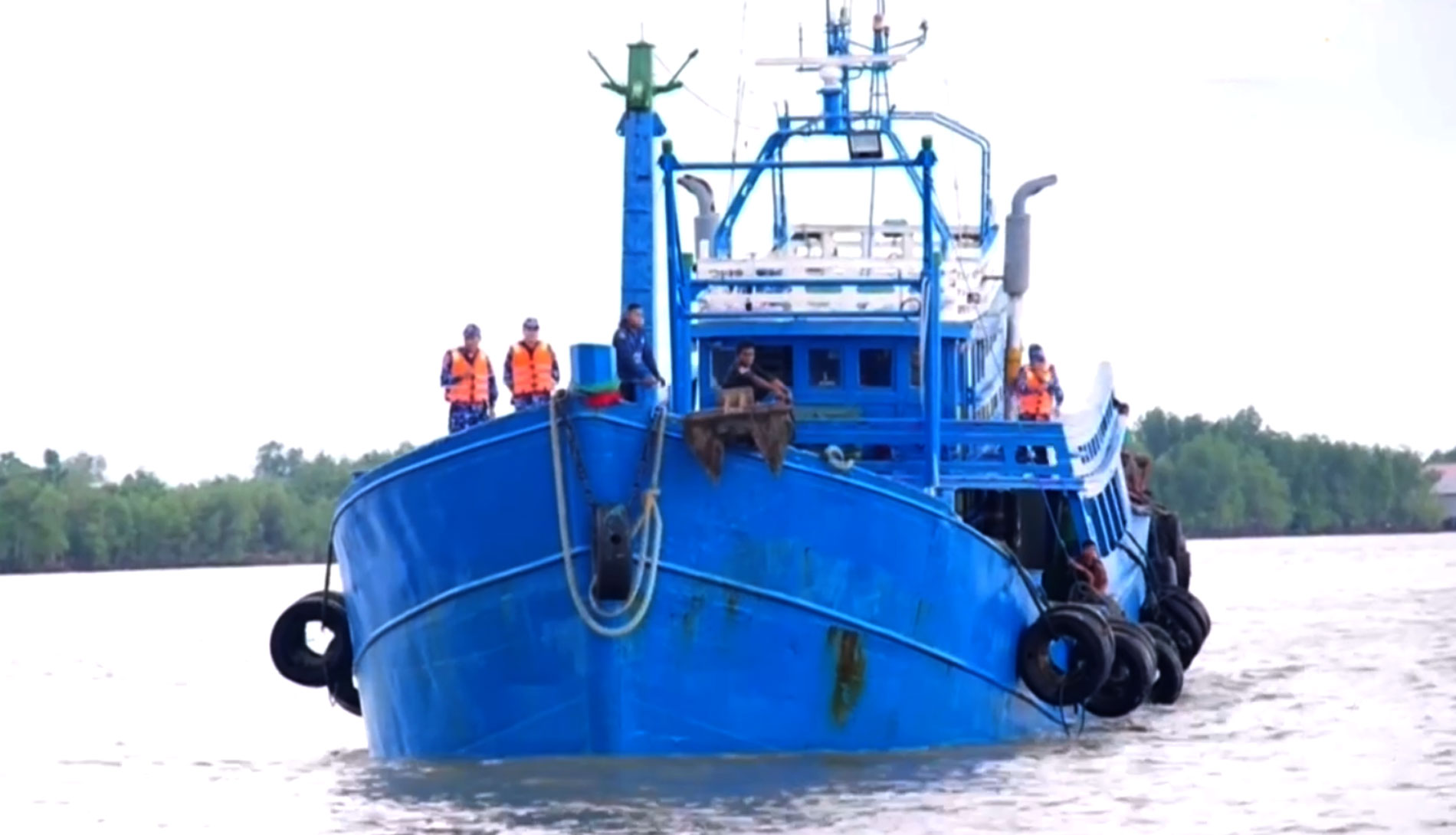 Lực lượng chức năng của Cảnh sát biển Việt Nam dẫn giải tàu vi phạm về Hải đoàn 42 để tiếp tục xác minh điều tra xử lý. Lực lượng chức năng của Cảnh sát biển Việt Nam dẫn giải tàu vi phạm về Hải đoàn 42 để tiếp tục xác minh điều tra xử lý.