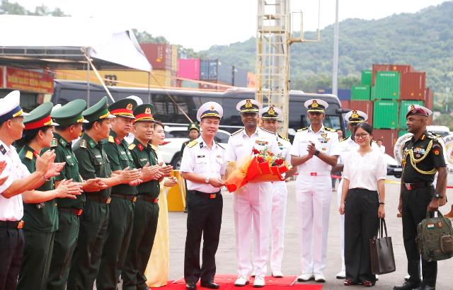 Đại diện Quân chủng Hải quân tặng hoa chào mừng trưởng đoàn tàu Hải quân Ấn Độ