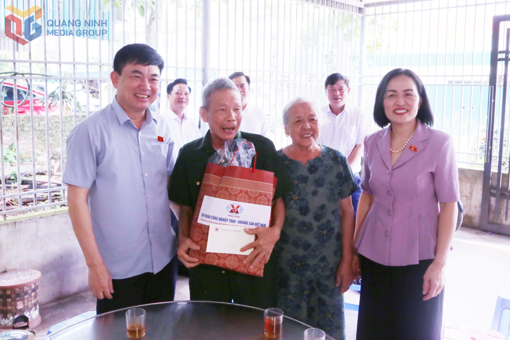 Các đại biểu Quốc hội tỉnh thăm, tặng quà gia đình ông Hà Lâm Toàn, bệnh binh hạng 2/3.