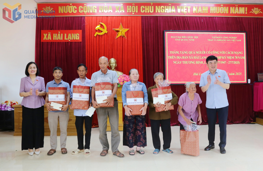 Các đại biểu Quốc hội tặng quà cho người có công trên địa bàn xã Hải Lạng.