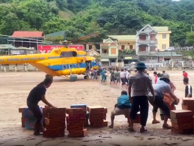 Trực thăng quân đội tiếp tế khẩn cấp cho người dân vùng lũ miền Tây Nghệ An