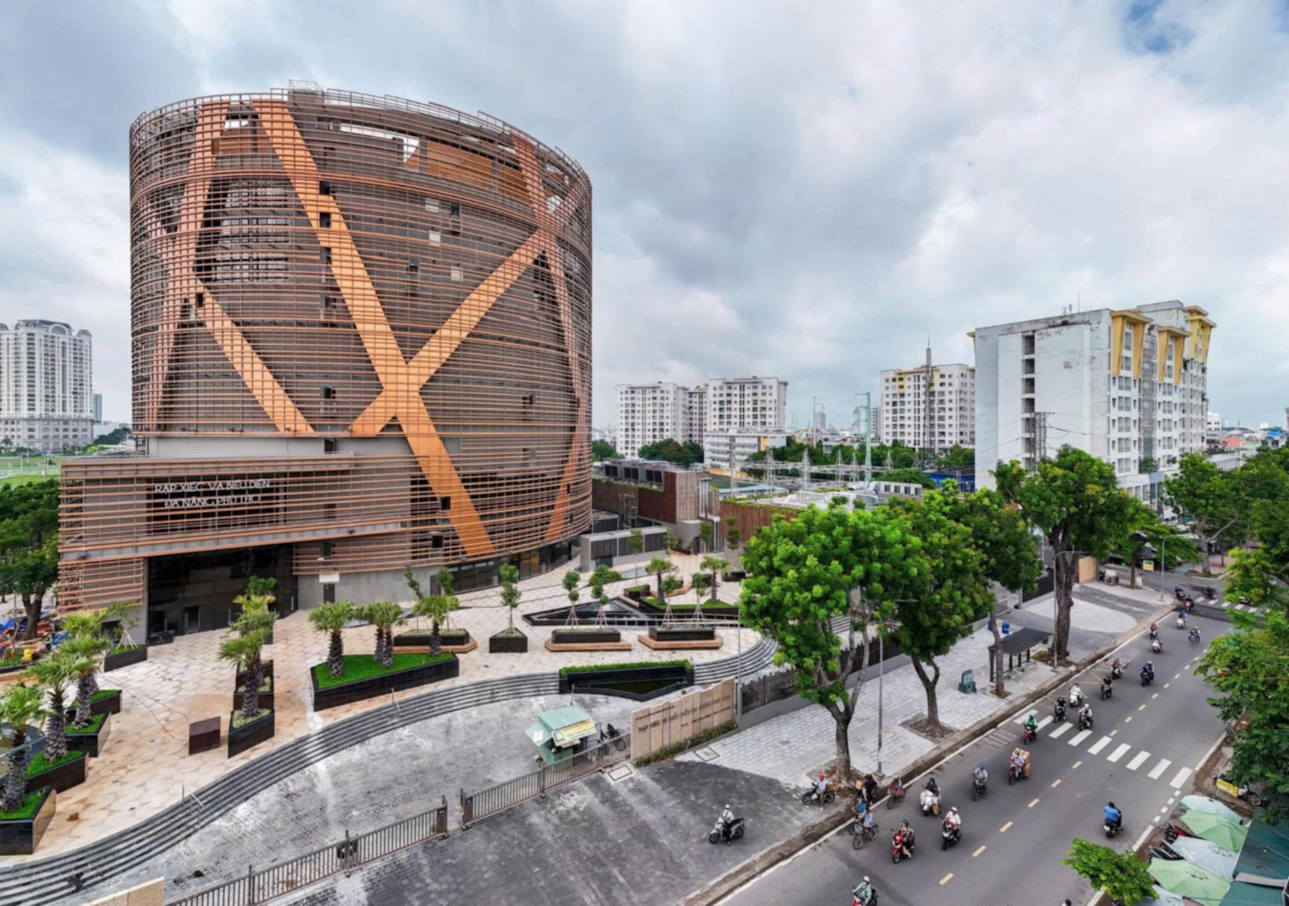 Rạp xiếc và trung tâm biểu diễn đa năng Phú Thọ dự kiến khánh thành vào cuối tháng 8/2025. Rạp xiếc và trung tâm biểu diễn đa năng Phú Thọ dự kiến khánh thành vào cuối tháng 8/2025.