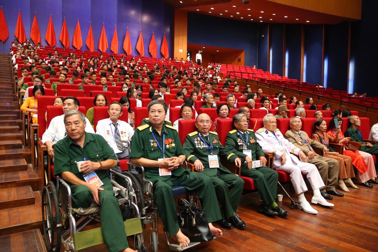 Đại biểu tham dự Cuộc gặp mặt người có công, nhân chứng lịch sử tiêu biểu năm 2025. Đại biểu tham dự Cuộc gặp mặt người có công, nhân chứng lịch sử tiêu biểu năm 2025.