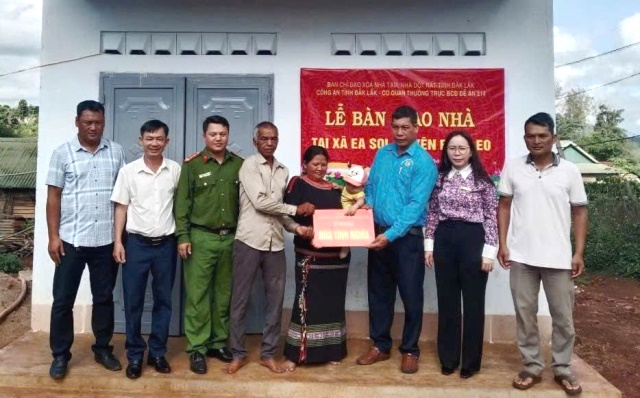 Bàn giao nhà thuộc Chương trình xóa nhà tạm, nhà dột nát cho người dân tại tỉnh Đắk Lắk