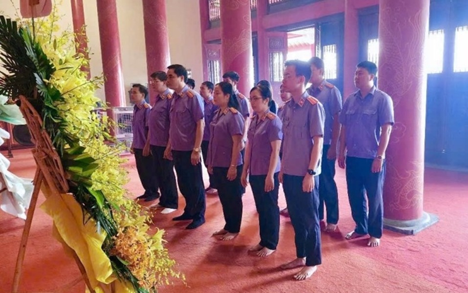 Viện kiểm sát nhân dân khu vực 8 dâng hương tri ân các Anh hùng liệt sĩ