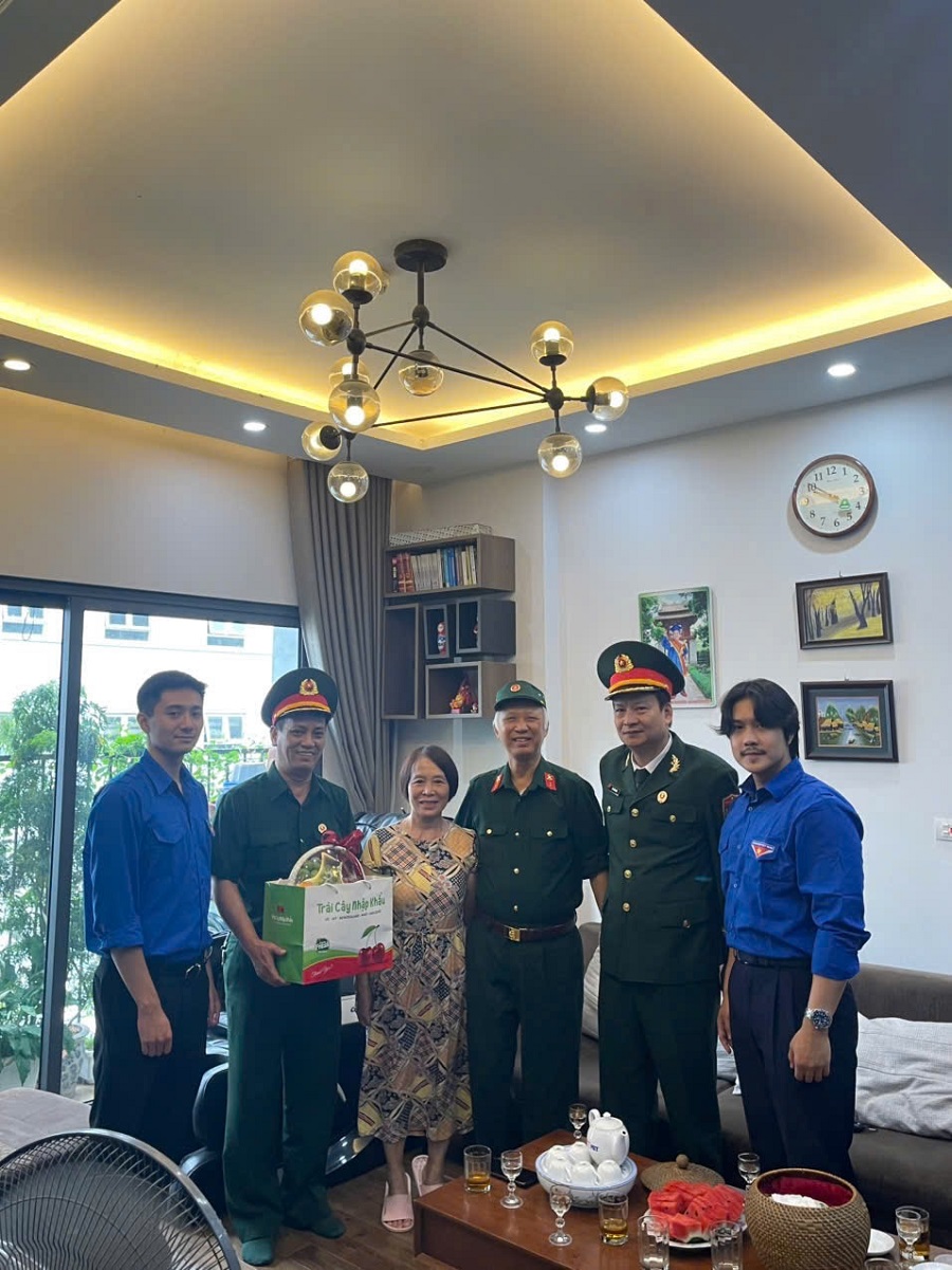 Chi đoàn Cơ quan và Hội Cựu chiến binh EVNNPC đến thăm hỏi, tặng quà tri ân gia đình đồng chí Nguyễn Văn Khoản - cựu chiến binh, nguyên cán bộ EVNNPC, nhân dịp kỷ niệm 78 năm Ngày Thương binh - Liệt sĩ Chi đoàn Cơ quan và Hội Cựu chiến binh EVNNPC đến thăm hỏi, tặng quà tri ân gia đình đồng chí Nguyễn Văn Khoản - cựu chiến binh, nguyên cán bộ EVNNPC, nhân dịp kỷ niệm 78 năm Ngày Thương binh - Liệt sĩ