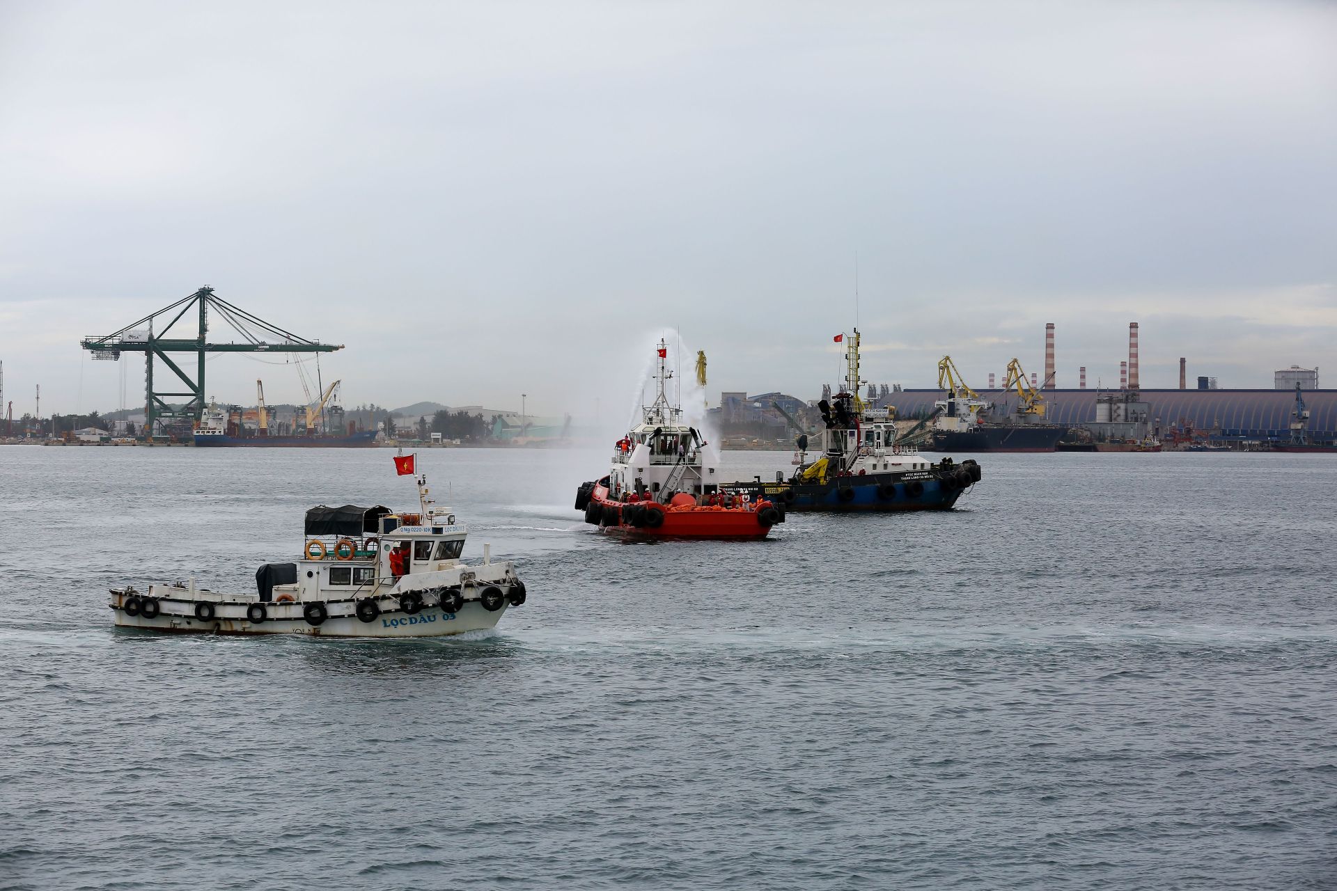 Tình huống giả định: Có một tàu lạ không xác định được phát hiện cách khu vực cảng khoảng 1 km.