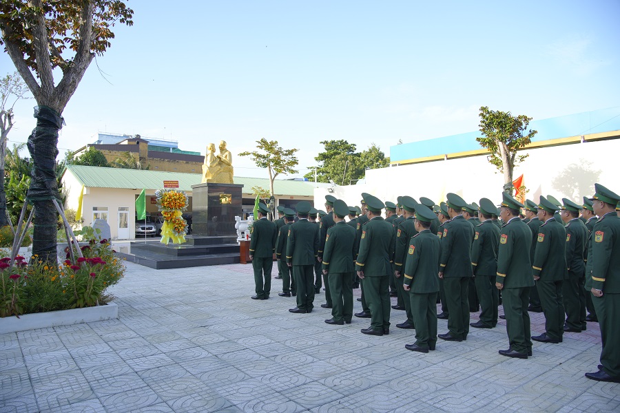 Quang cảnh buổi lễ dâng hương, dâng hoa, báo công với Bác.