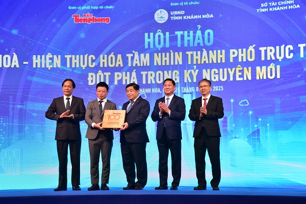 Lãnh đạo Ban biên tập Báo Tiền Phong tặng quà lưu niệm cho Phó Thủ Tướng Nguyễn Chí Dũng