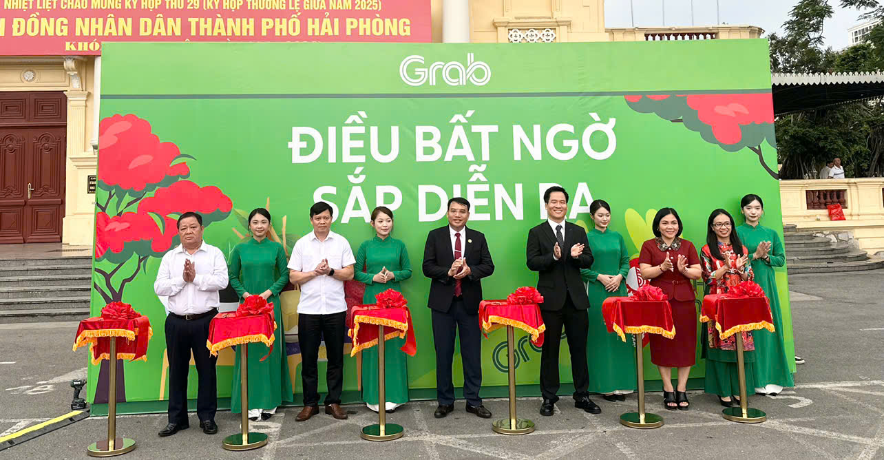 Sau Lễ ký kết các đại biểu tham gia nghi thức cắt băng khai mở hộp quà