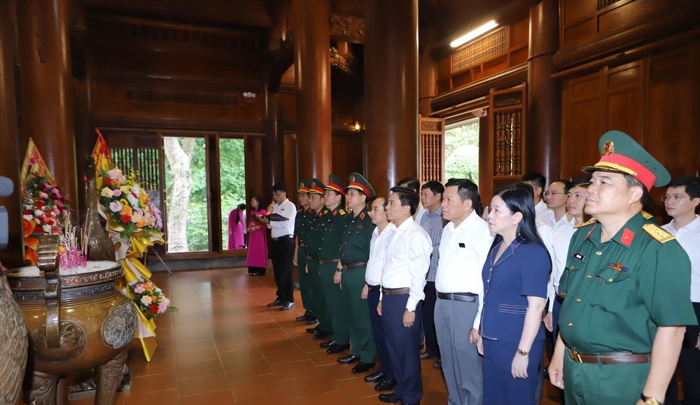 Bí thư Tỉnh ủy Nguyễn Doãn Anh dẫn đầu Đoàn đại biểu Tỉnh ủy, HĐND, UBND, Ủy ban MTTQ tỉnh Thanh Hóa đến dâng hoa, dâng hương tưởng niệm Chủ tịch Hồ Chí Minh tại Khu Di tích Quốc gia đặc biệt Kim Liên.