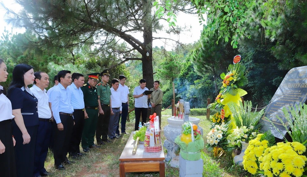 Đoàn đại biểu tỉnh Thanh Hóa dâng hoa, dâng hương Chủ tịch Hồ Chí Minh, Đại tướng Võ Nguyên Giáp và Nghĩa trang liệt sĩ