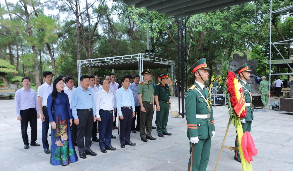 Bí thư Tỉnh ủy Nguyễn Doãn Anh và các thành viên trong đoàn dâng hoa, dâng hương tại Đài tưởng niệm Nghĩa trang liệt sĩ quốc gia Trường Sơn.