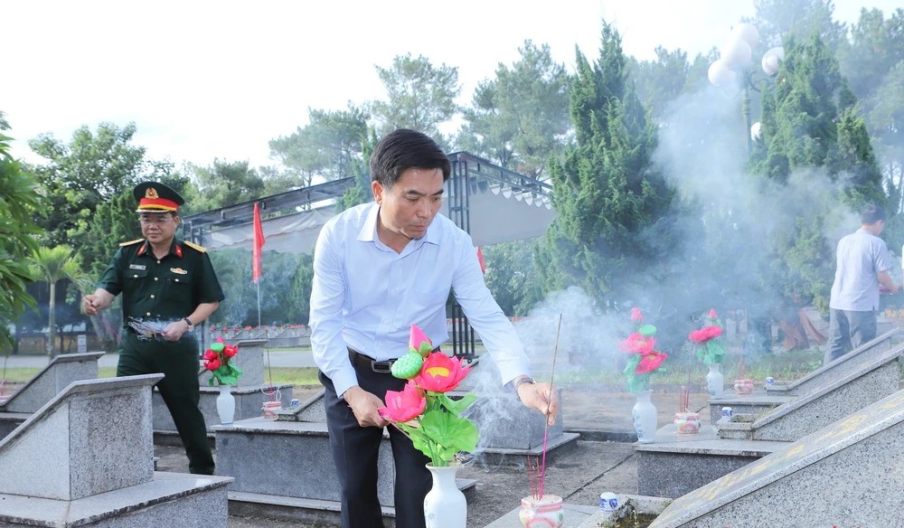 Bí thư Tỉnh ủy Nguyễn Doãn Anh thắp hương lên các phần mộ Anh hùng liệt sĩ.