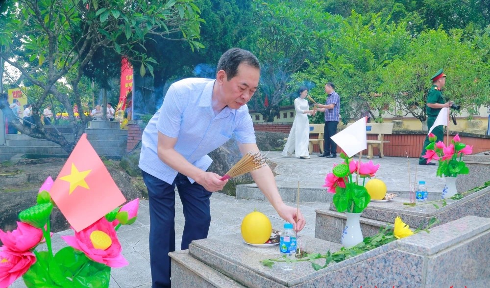 Phó Bí thư Tỉnh ủy, Chủ tịch Ủy ban MTTQ tỉnh Trịnh Tuấn Sinh thắp hương lên các phần mộ liệt sĩ.
