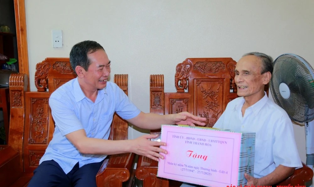 Phó Bí thư Tỉnh ủy Thanh Hóa tặng quà gia đình chính sách tại phường Sầm Sơn và Nam Sầm Sơn