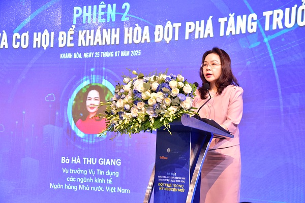 Bà Hà Thu Giang- Vụ trưởng Vụ tín dụng các ngành kinh tế Ngân hàng Nhà nước Việt Nam tham luận