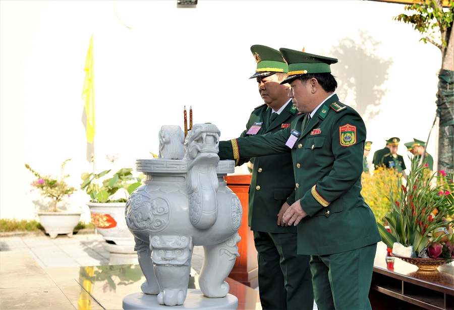 Đại tá Nguyễn Văn Hiệp, Chính ủy và đại tá Phạm Văn Thắng, Chỉ huy trưởng Ban chỉ huy Bộ đội Biên phòng tỉnh An Giang dâng hương trước tượng đài Bác Hồ với chiến sĩ Biên phòng.