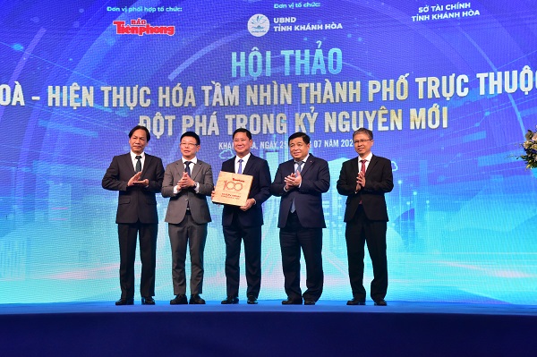 Lãnh đạo Ban biên tập Báo Tiền Phong tặng quà lưu niệm cho Chủ tịch UBND tỉnh Khánh Hòa Trần Quốc Nam