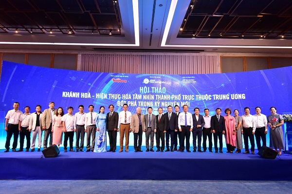 Đại biểu, diễn giả chụp ảnh lưu niệm cùng Ban tố chức